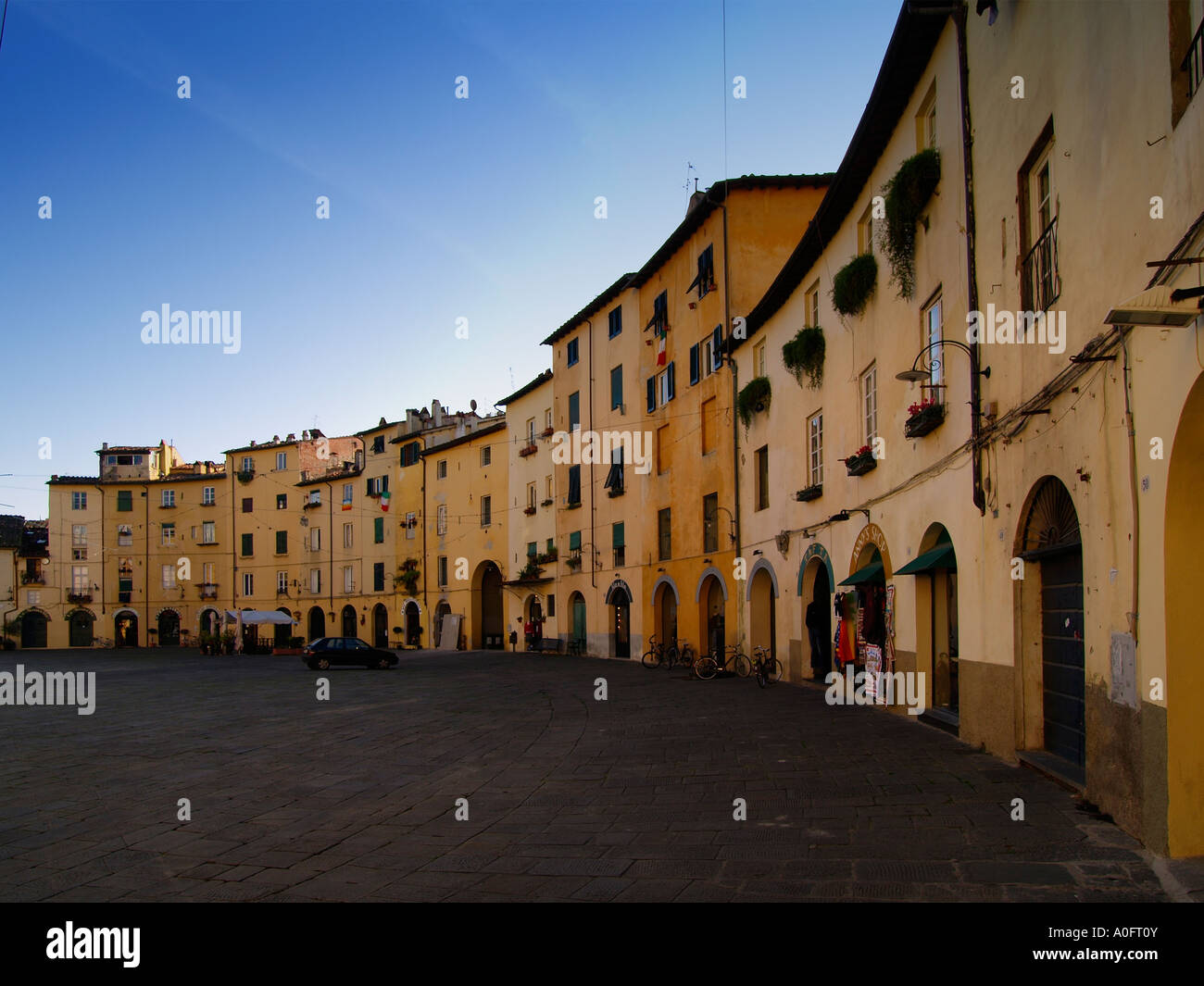 La famosa Piazza del Mercato a Lucca Toscana Italia fu costruito sulle fondamenta di un anfiteatro romano Foto Stock