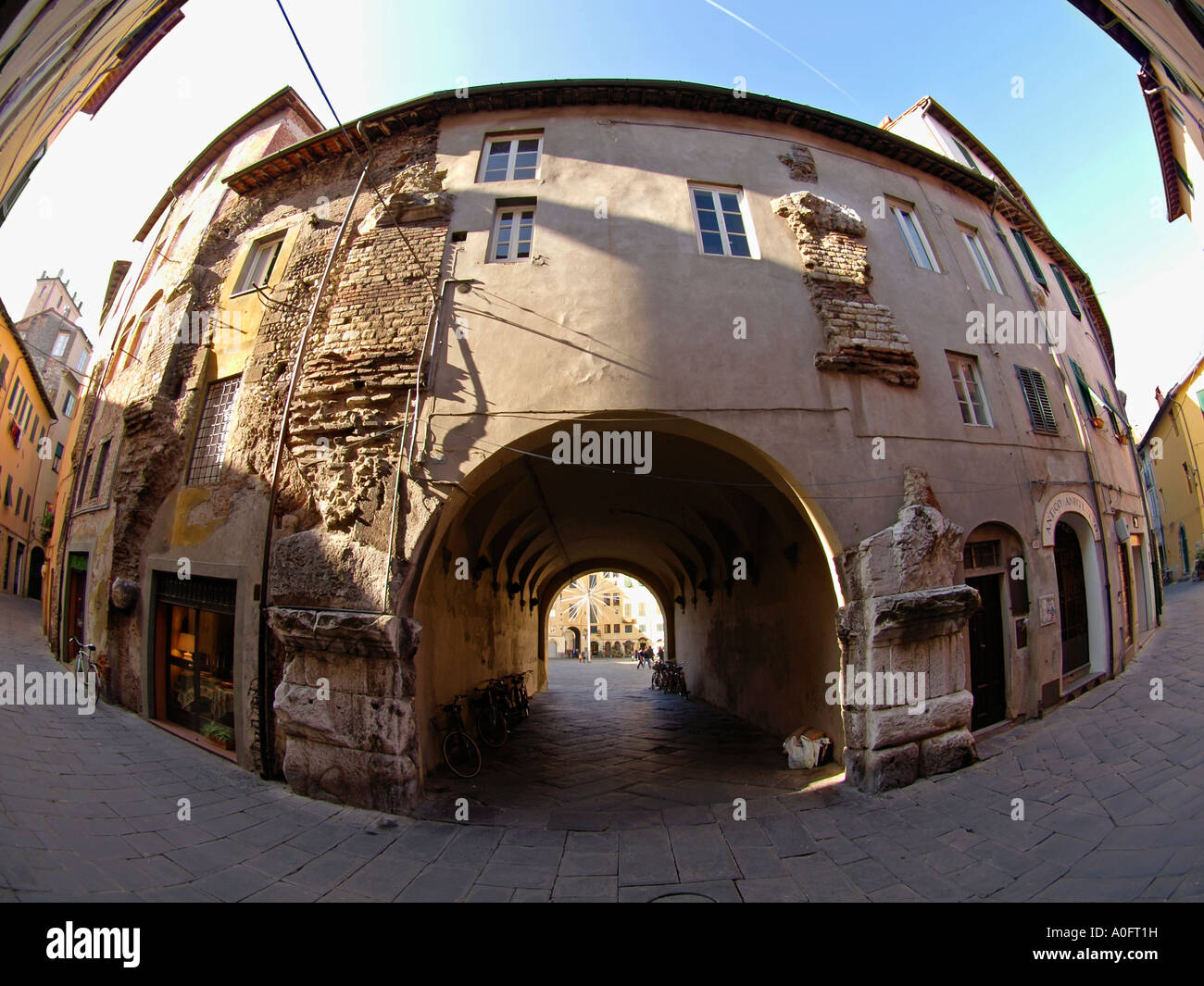 La famosa Piazza del Mercato a Lucca Toscana Italia vista dall'esterno fisheye Foto Stock