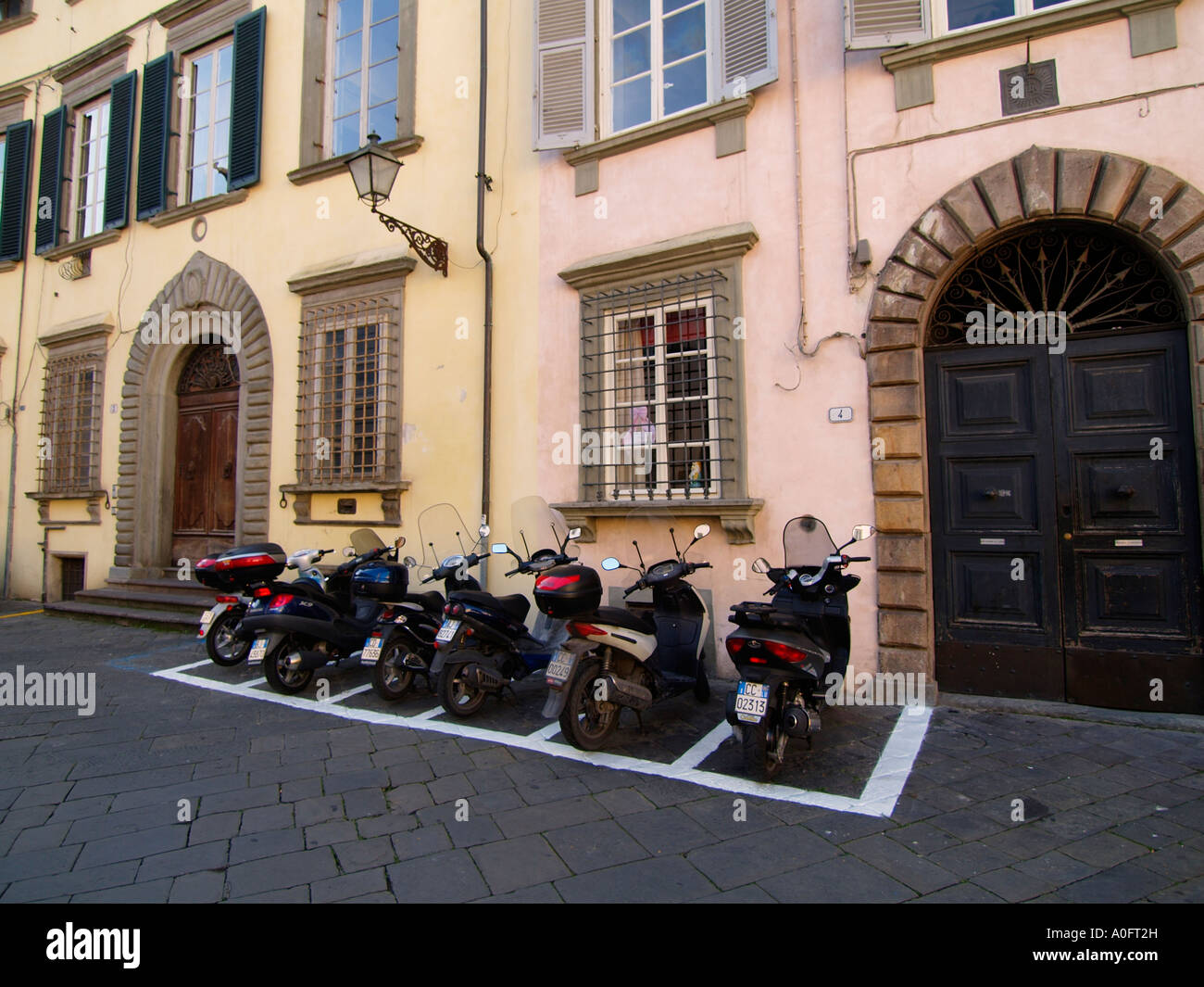 Speciale Parcheggio scooter spot in Lucca Toscana Italia sei scooter montare nel parcheggio di una sola auto Foto Stock