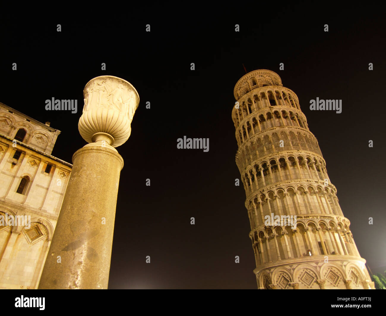 La famosa torre pendente o torre di Pisa di notte Toscana Italia Foto Stock