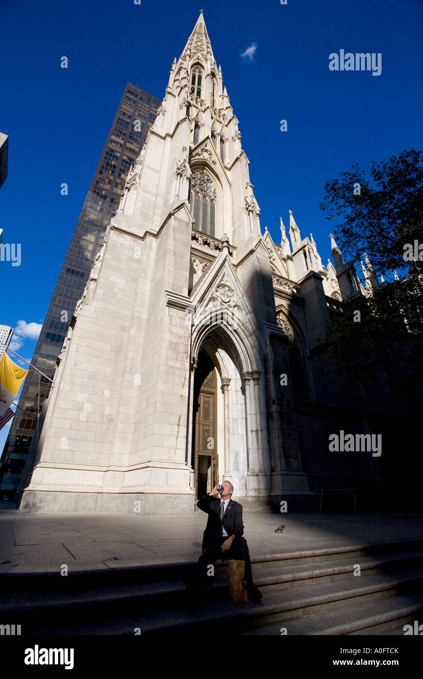 Bianco uomo seduto su saint partick scalinata della chiesa di bere e rilassarsi Foto Stock