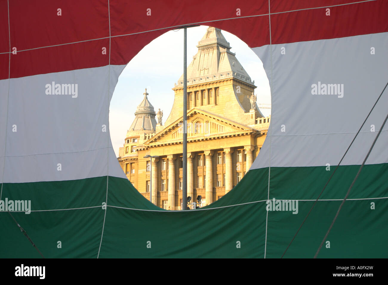 Bandiera di commemorazione 1956 Insurrezione e vecchio edificio Budapest Ungheria Foto Stock
