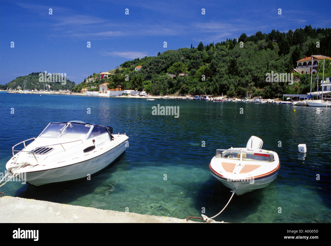 Paxos Lakka Harbour Porto Powered imbarcazioni greche ioniche Isola Paxi grecia Europa Foto Stock