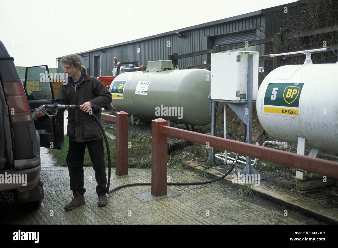 Veicolo di riempimento con GPL sul Organc Sheepdrove Farm Berkshire, Inghilterra Foto Stock
