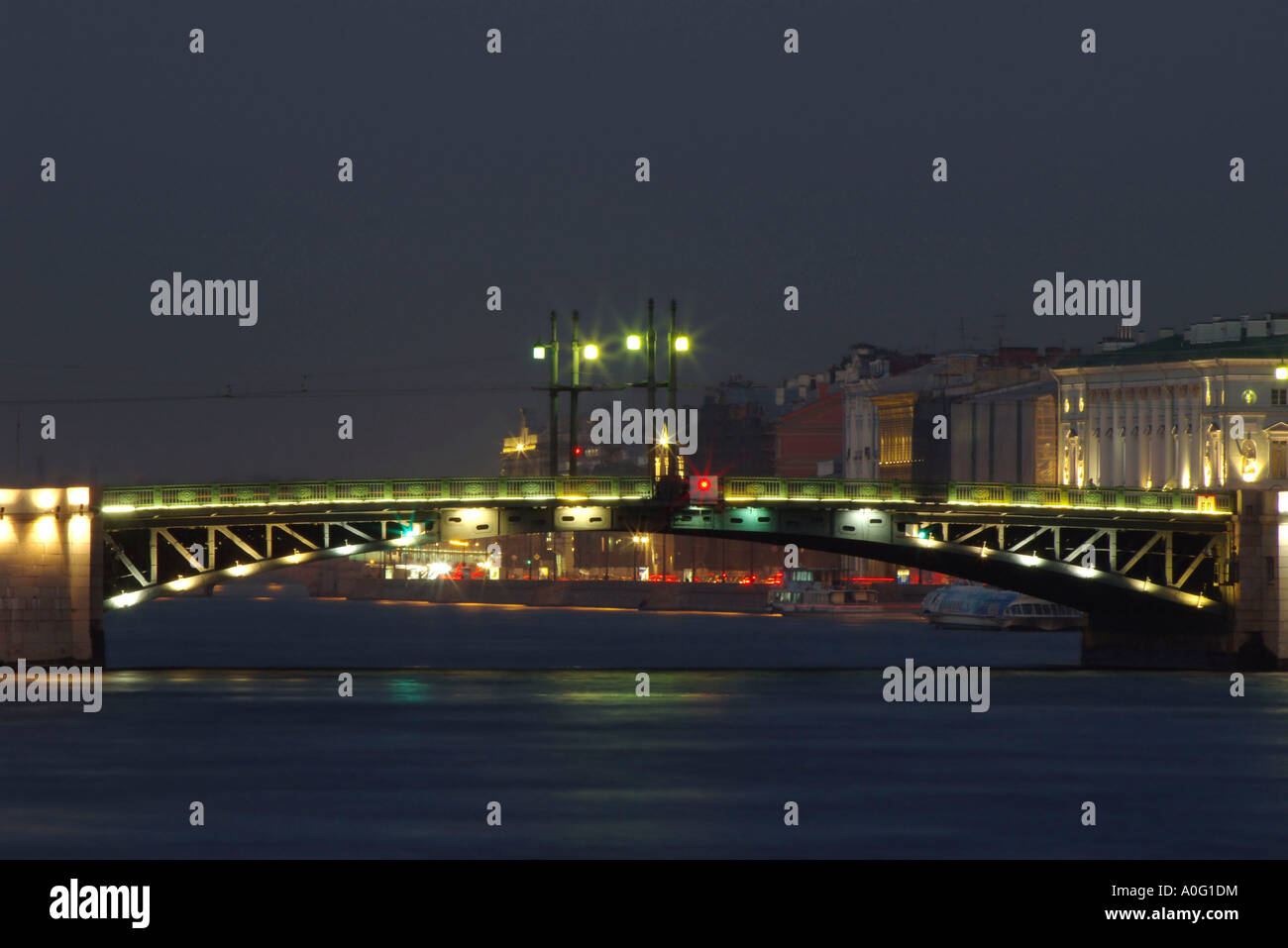 San Pietroburgo di notte ponte illuminato Foto Stock