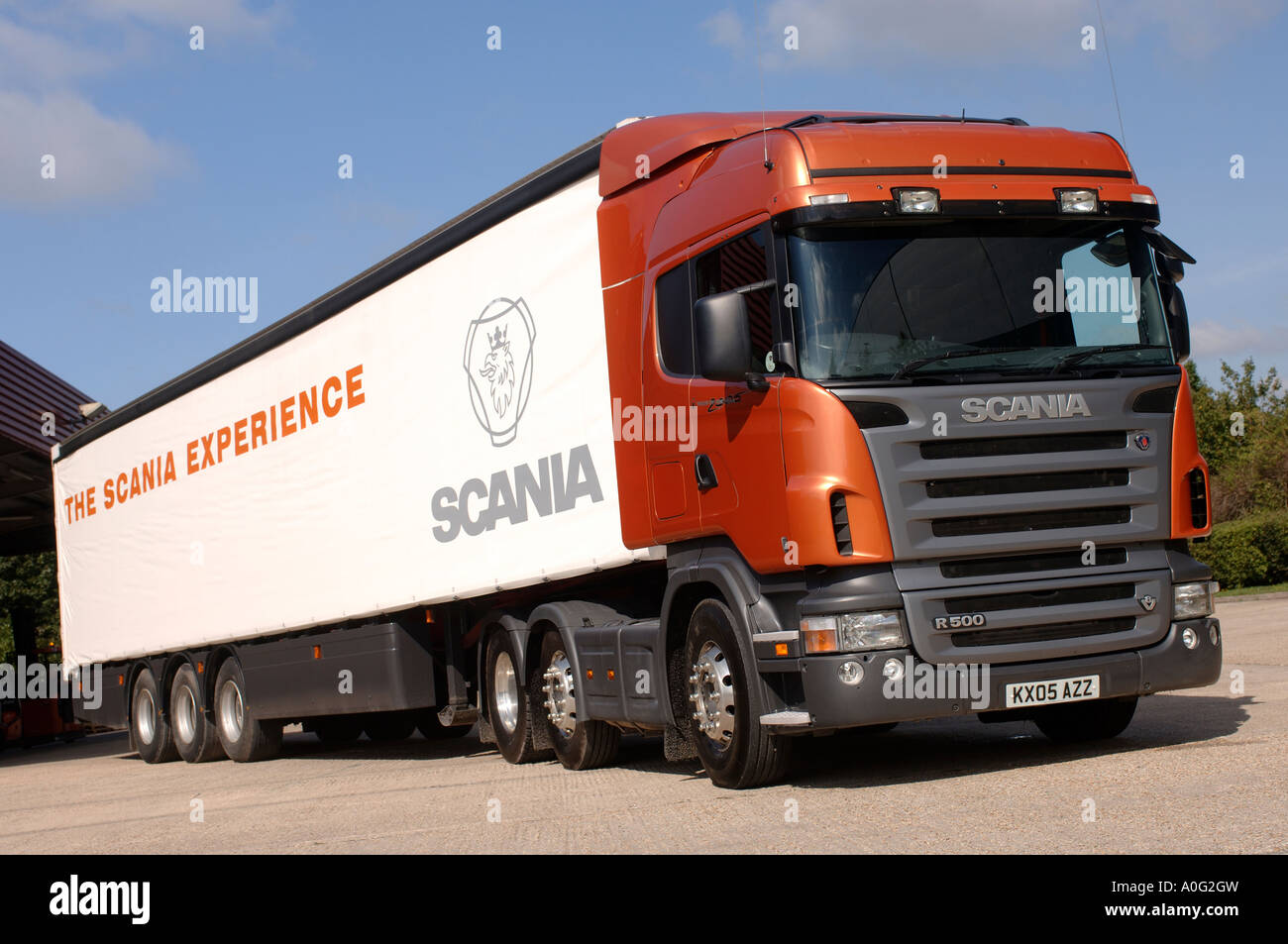 Scania R500 v8 Autocarro articolato in corrispondenza di un centro di distribuzione nel Regno Unito Foto Stock