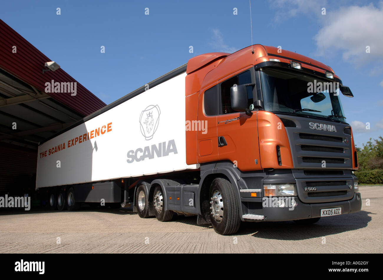 Scania R500 v8 Autocarro articolato in corrispondenza di un centro di distribuzione nel Regno Unito Foto Stock