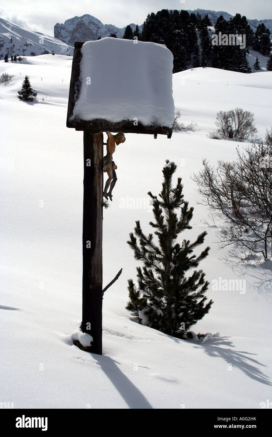 Crocifisso Snowbound sull Alpe di Siusi Seiseralm in inverno Foto Stock