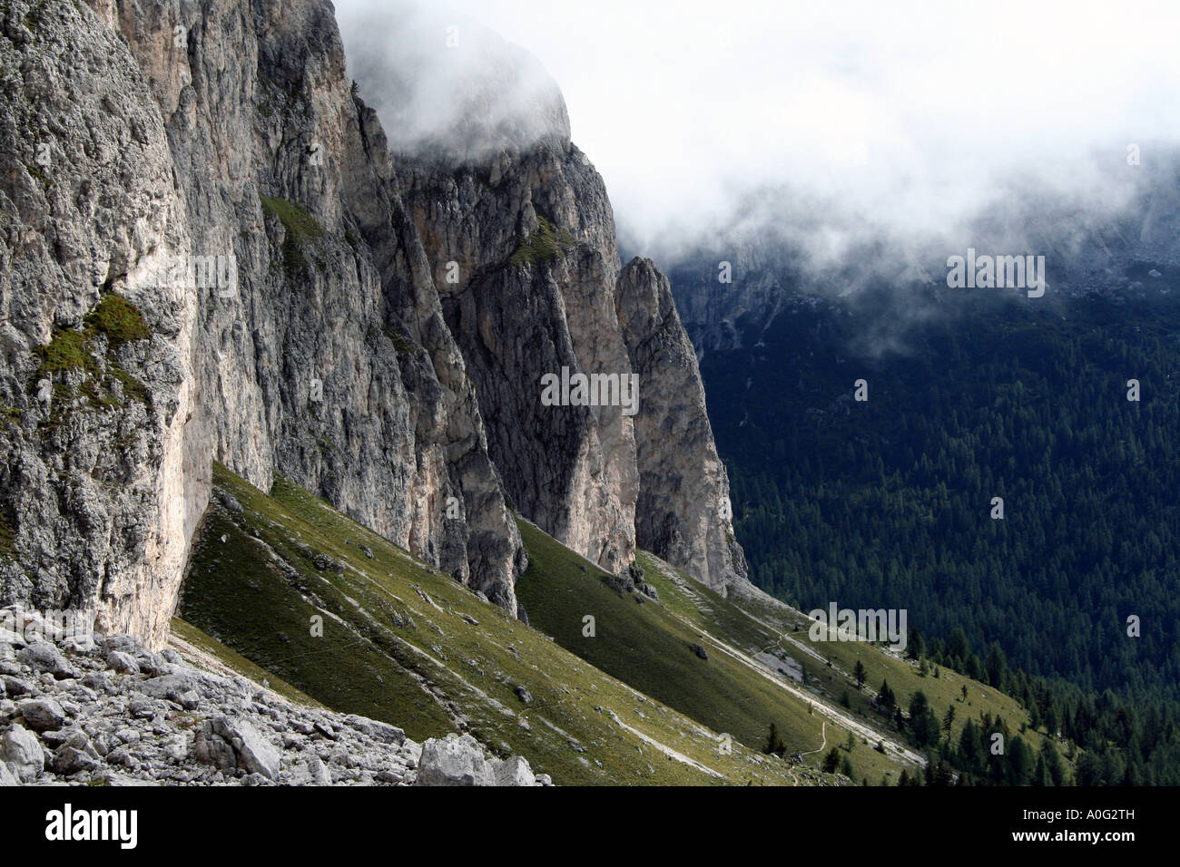 Di seguito il vertiginoso aumento del Settsass picchi, in prossimità del Passo Falzarego al di sopra di Cortina d'Ampezzo, Dolomiti italiane Foto Stock