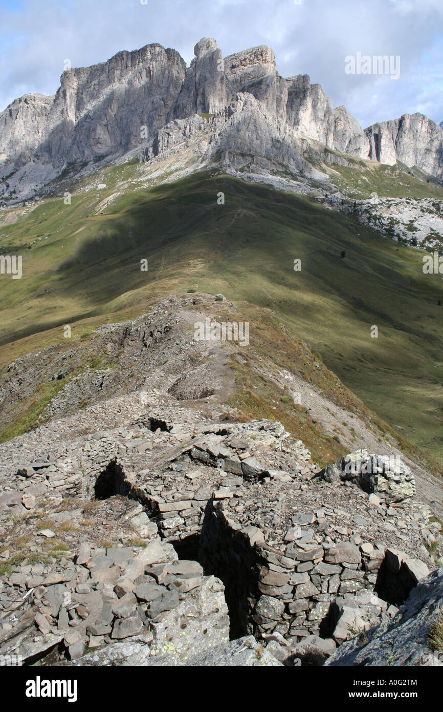 Vista verso il Settsass con tempo di guerra (WW1) trincee vicino Col di Lana, Dolomiti italiane Foto Stock
