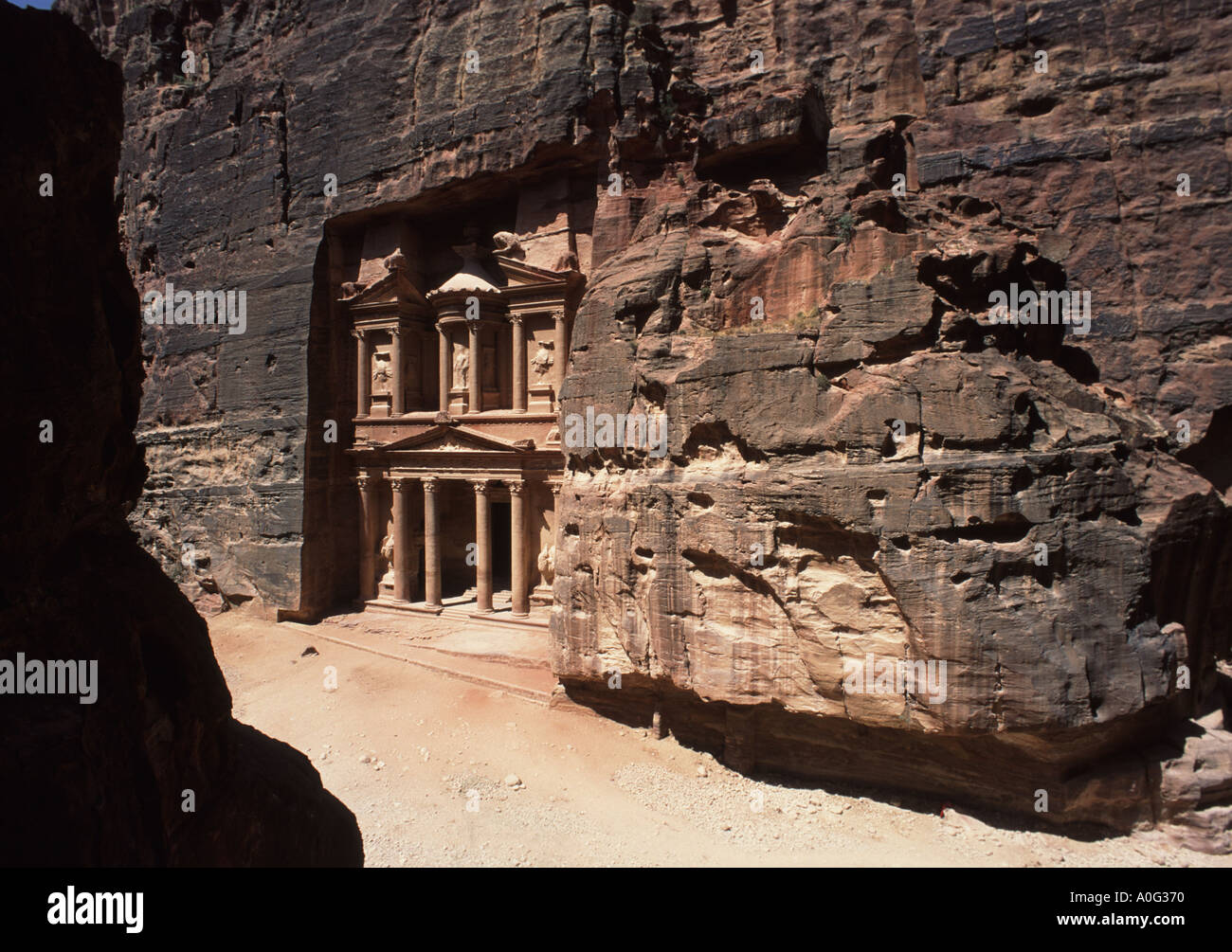 Ampia vista del monumento noto come il tesoro o Khazneh in rosa antico rosso città di Petra in Giordania Foto Stock