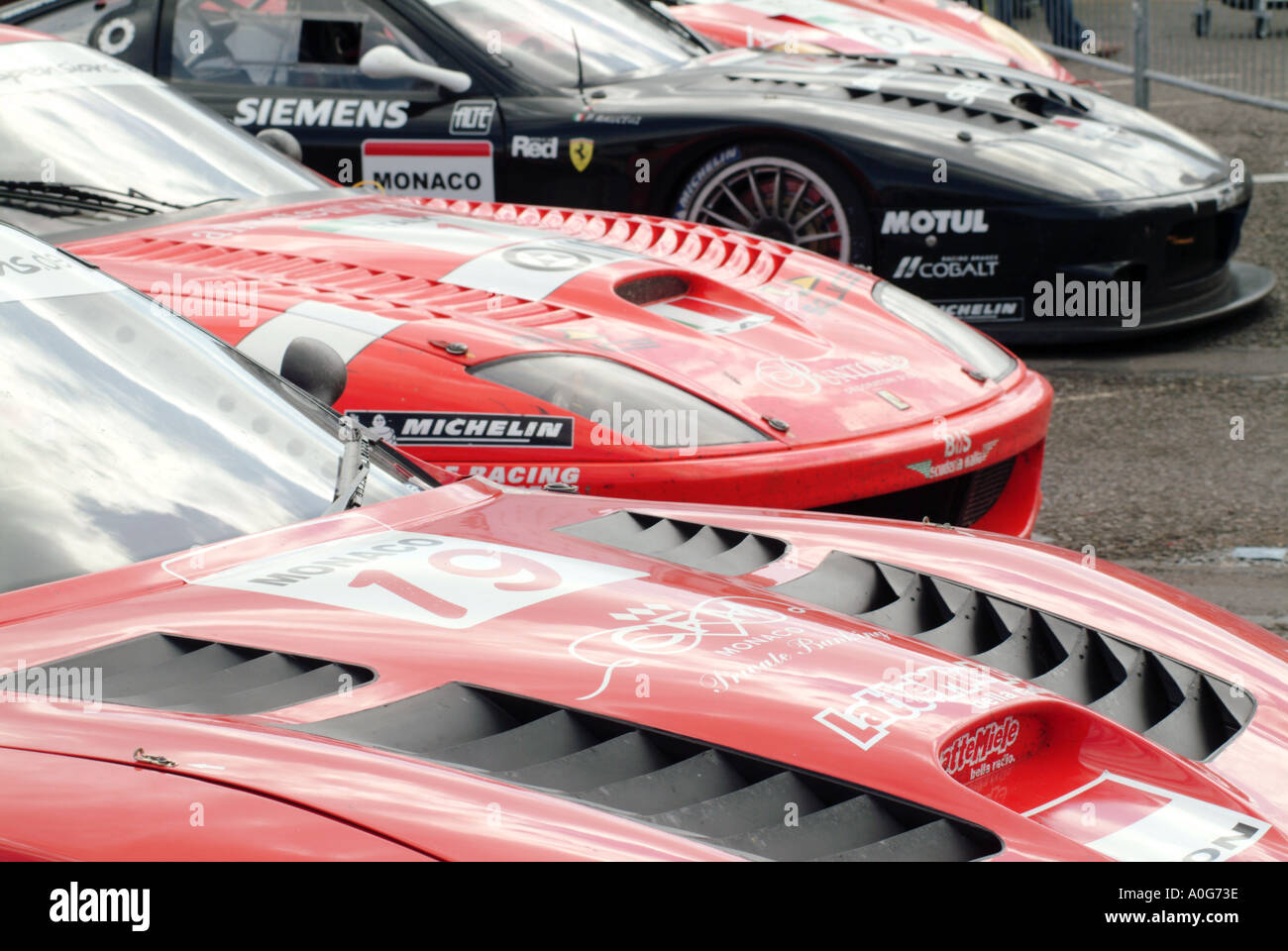 La ferrai racing cars in park ferme dopo endurance sports car gara corsa auto racing motor sport auto Impugnatura freno di accelerazione ad alta Foto Stock