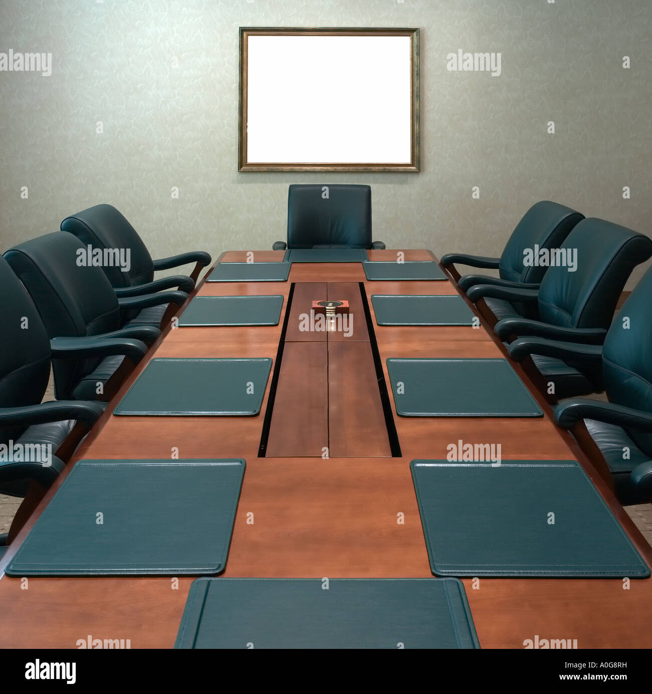 Svuotare la sala conferenze con un lungo tavolo in legno e telaio vuoto sopra la testa sedia Foto Stock