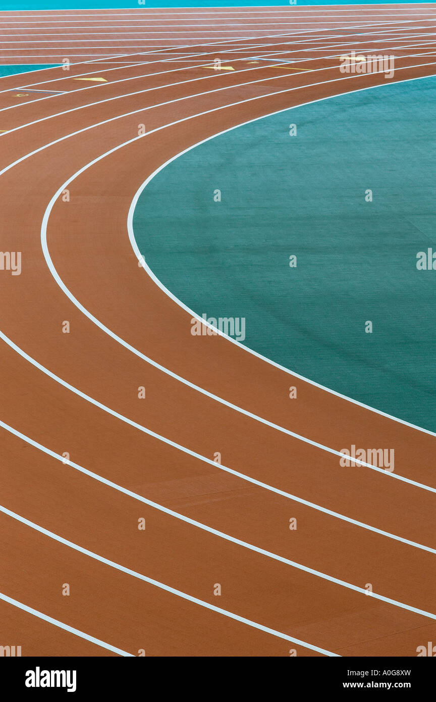 Vista ravvicinata di una pista e campo caso lo stadio con le corsie a formare motivi grafici Foto Stock