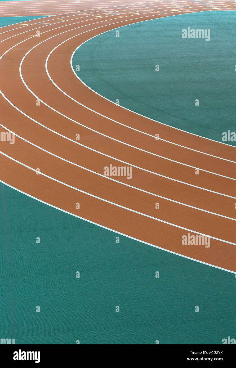 Vista ravvicinata di una pista e campo caso lo stadio con le corsie a formare motivi grafici Foto Stock