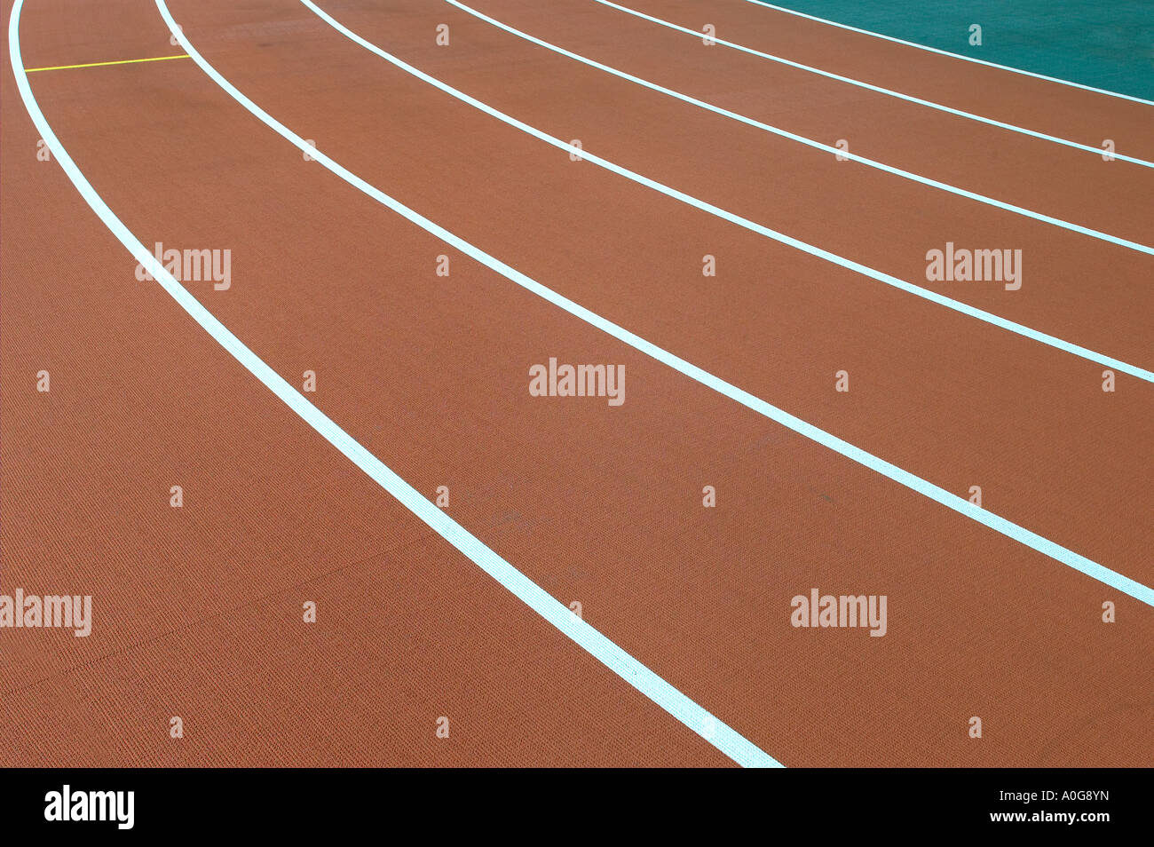 Vista ravvicinata di una pista e campo caso lo stadio con le corsie a formare motivi grafici Foto Stock