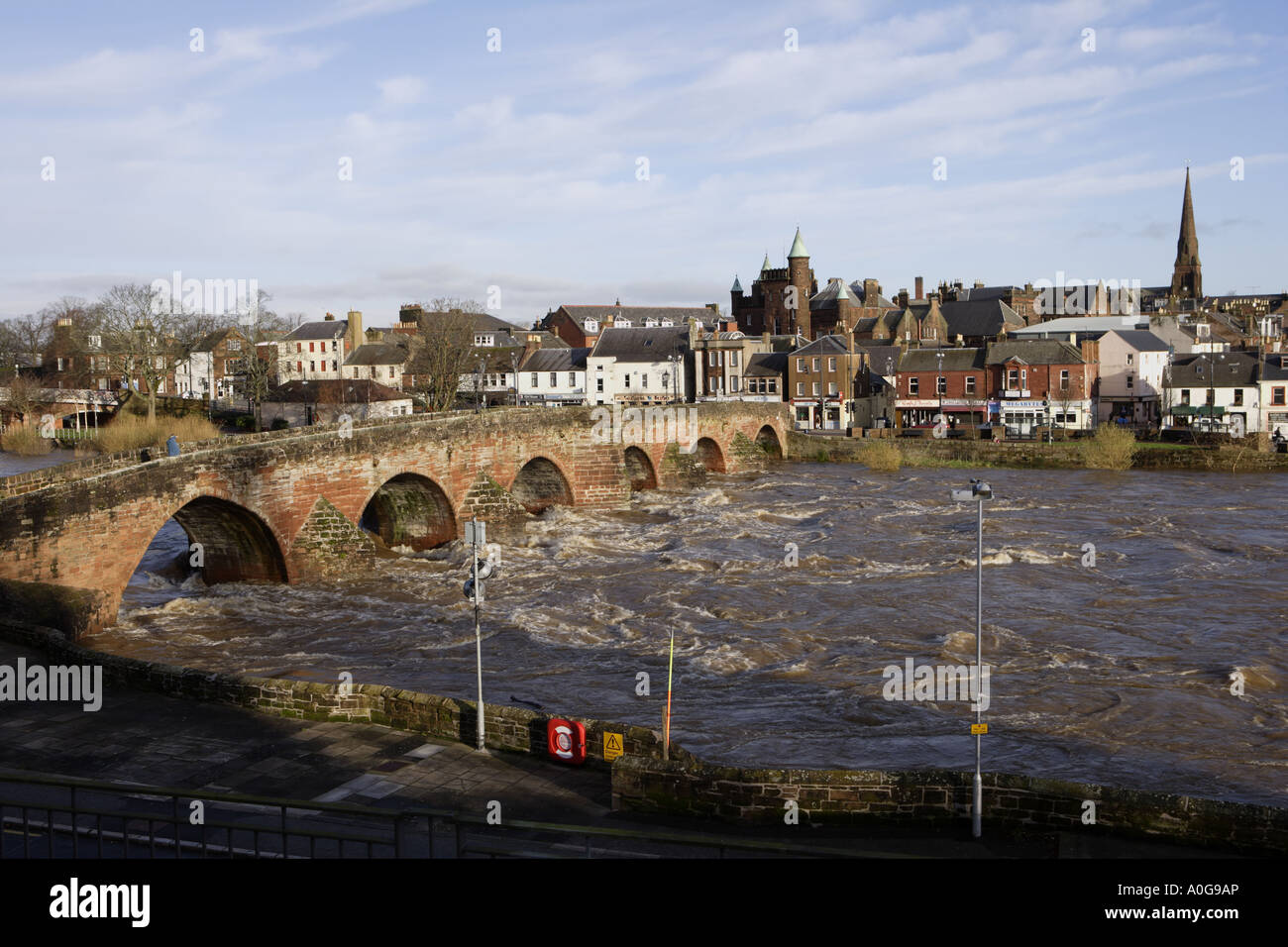 Inverno Fiume Nith inondazioni nell ondata acqua racing attraverso archi nel ponte Deverguilla Dumfries town centre Scozia UK Foto Stock