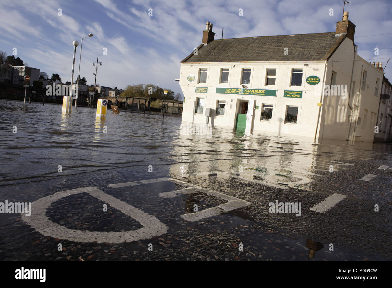 Il cambiamento climatico allagamento Fiume Nith scoppiare le sue banche sul Whitesands Dumfries Scozia UK Foto Stock