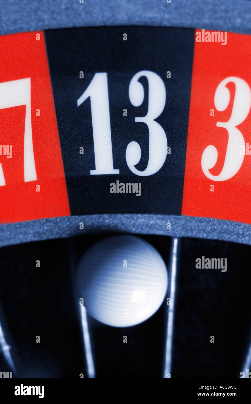 Close up roullette ruota con sfera in numero tredici nei toni del blu con il colore spot Foto Stock