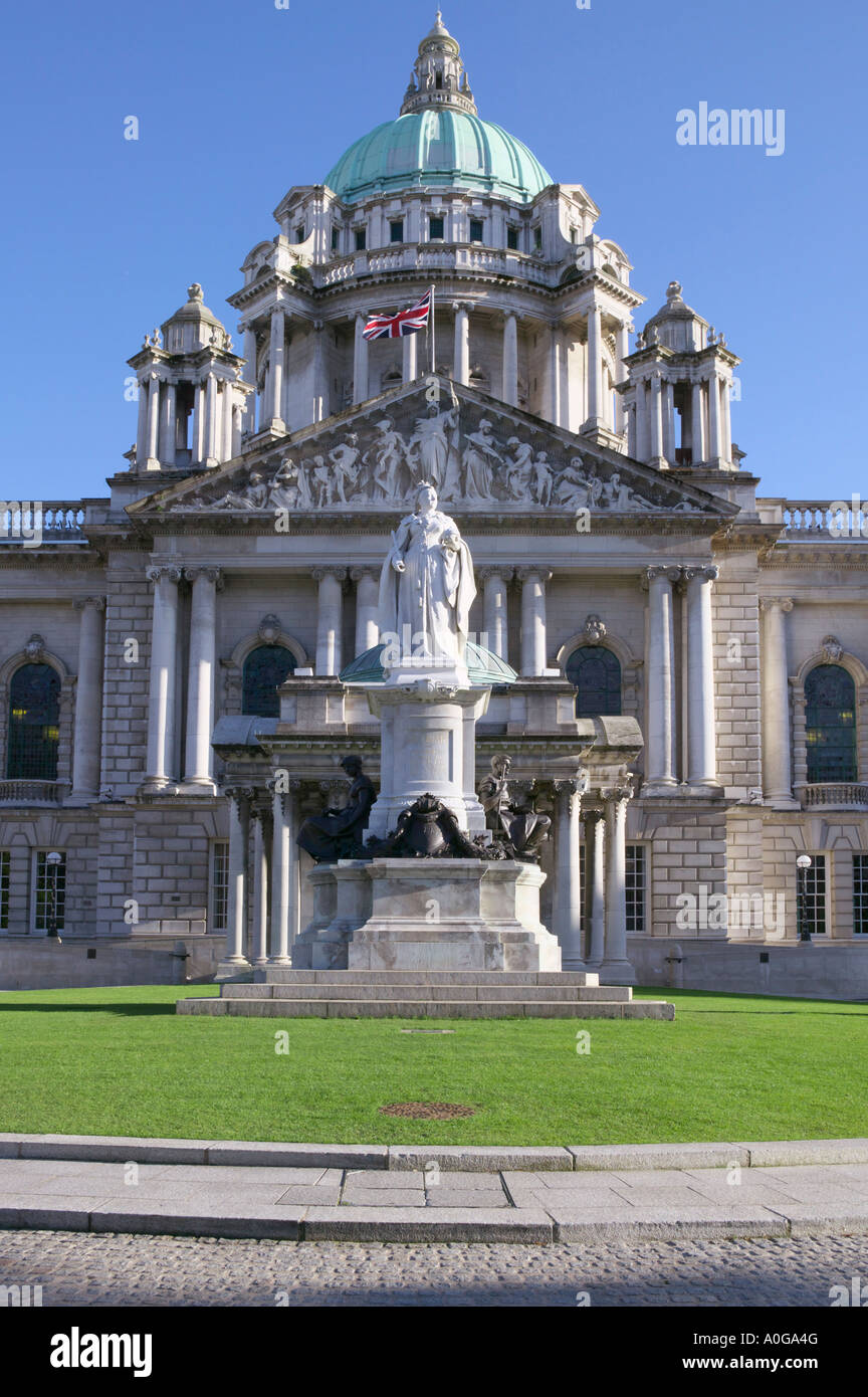 Belfast City Hall e la statua della regina Victoria, Irlanda del Nord Foto Stock