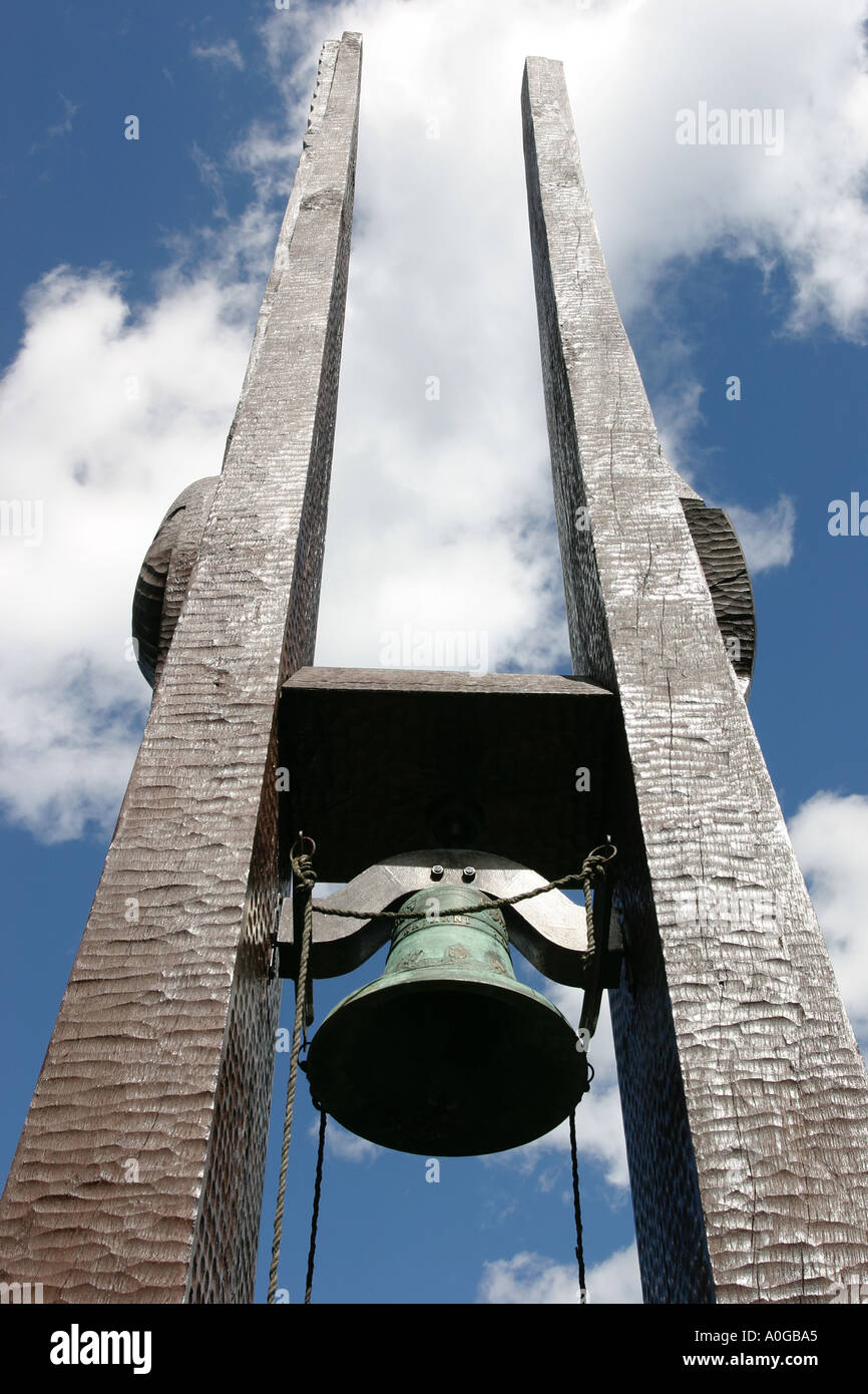 Bell appeso tra due poli Foto Stock