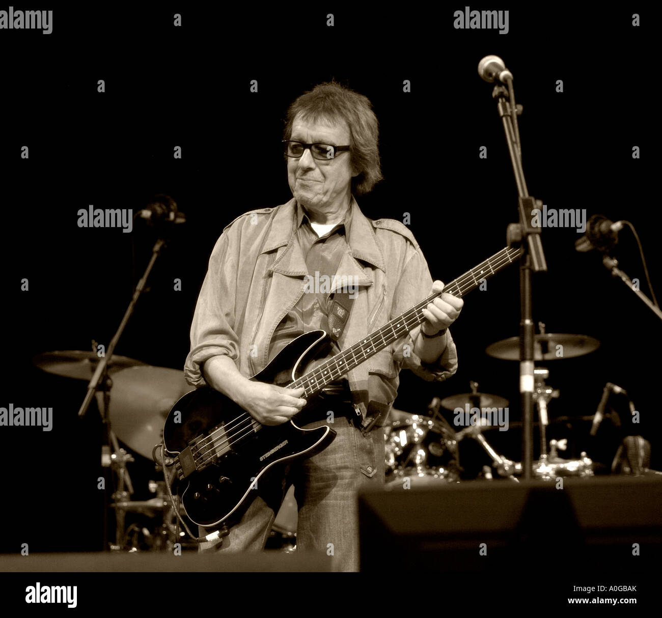 Bill Wyman giocando basso elettrico chitarra chitarrista Foto Stock