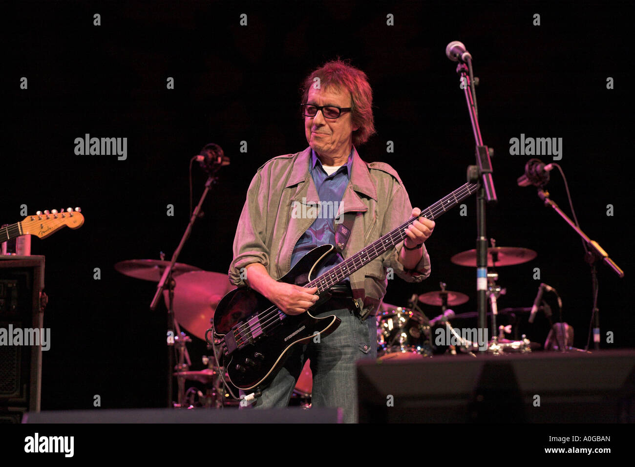 Bill Wyman playing electric bass guitar Foto Stock