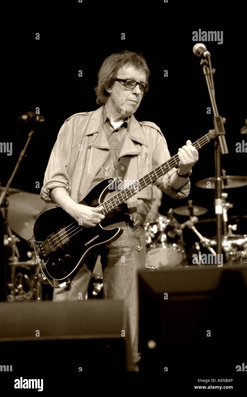 Bill Wyman giocando basso elettrico chitarra chitarrista Foto Stock