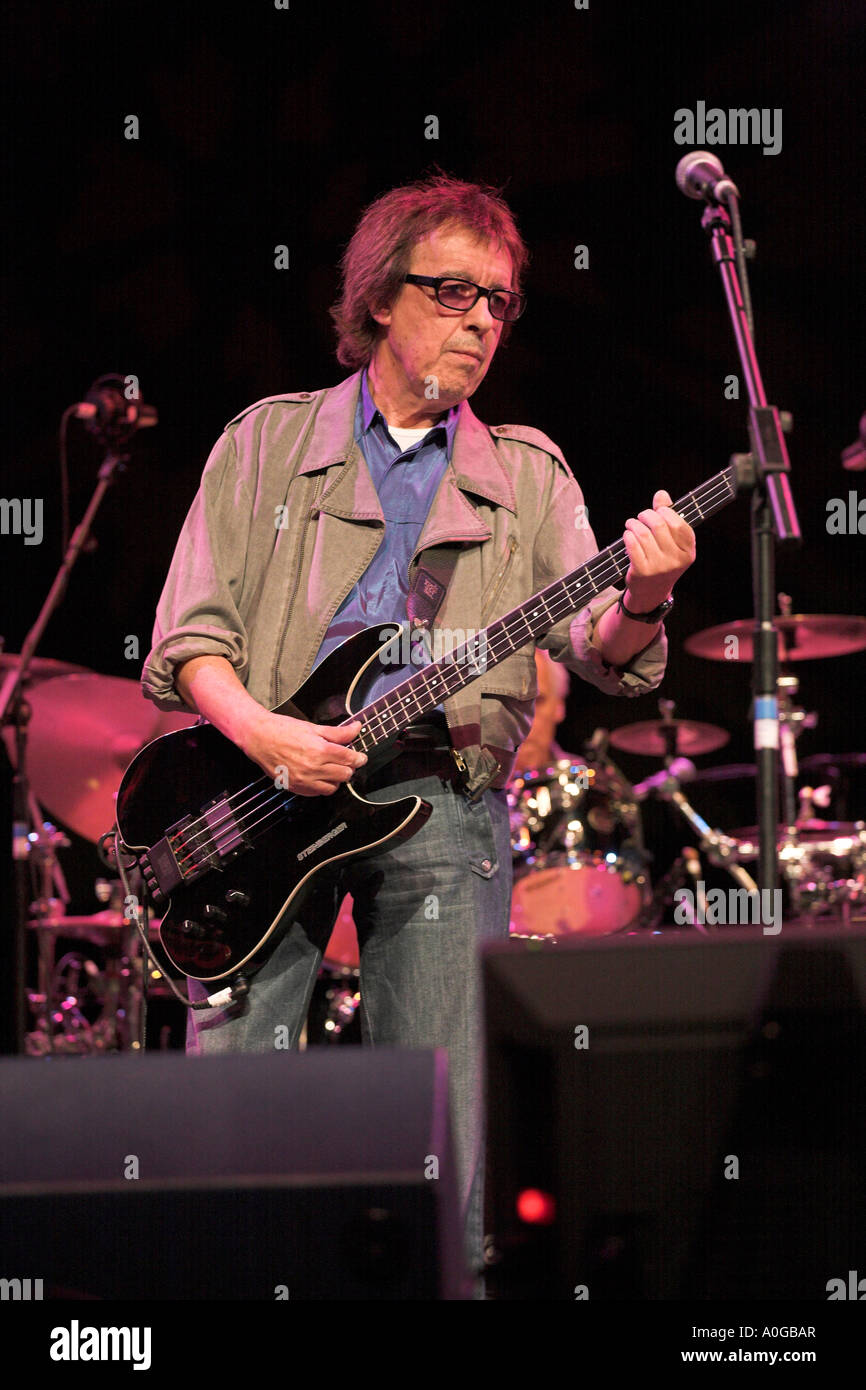 Bill Wyman playing electric bass guitar Foto Stock