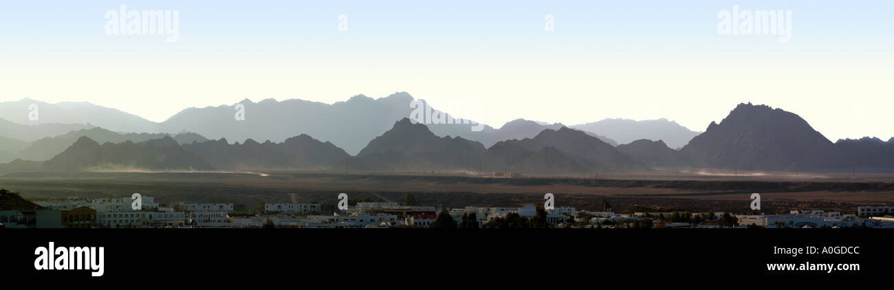 Sul monte Sinai gamma con la città a Naama Bay in primo piano a Sharm el Sheikh Egitto Foto Stock