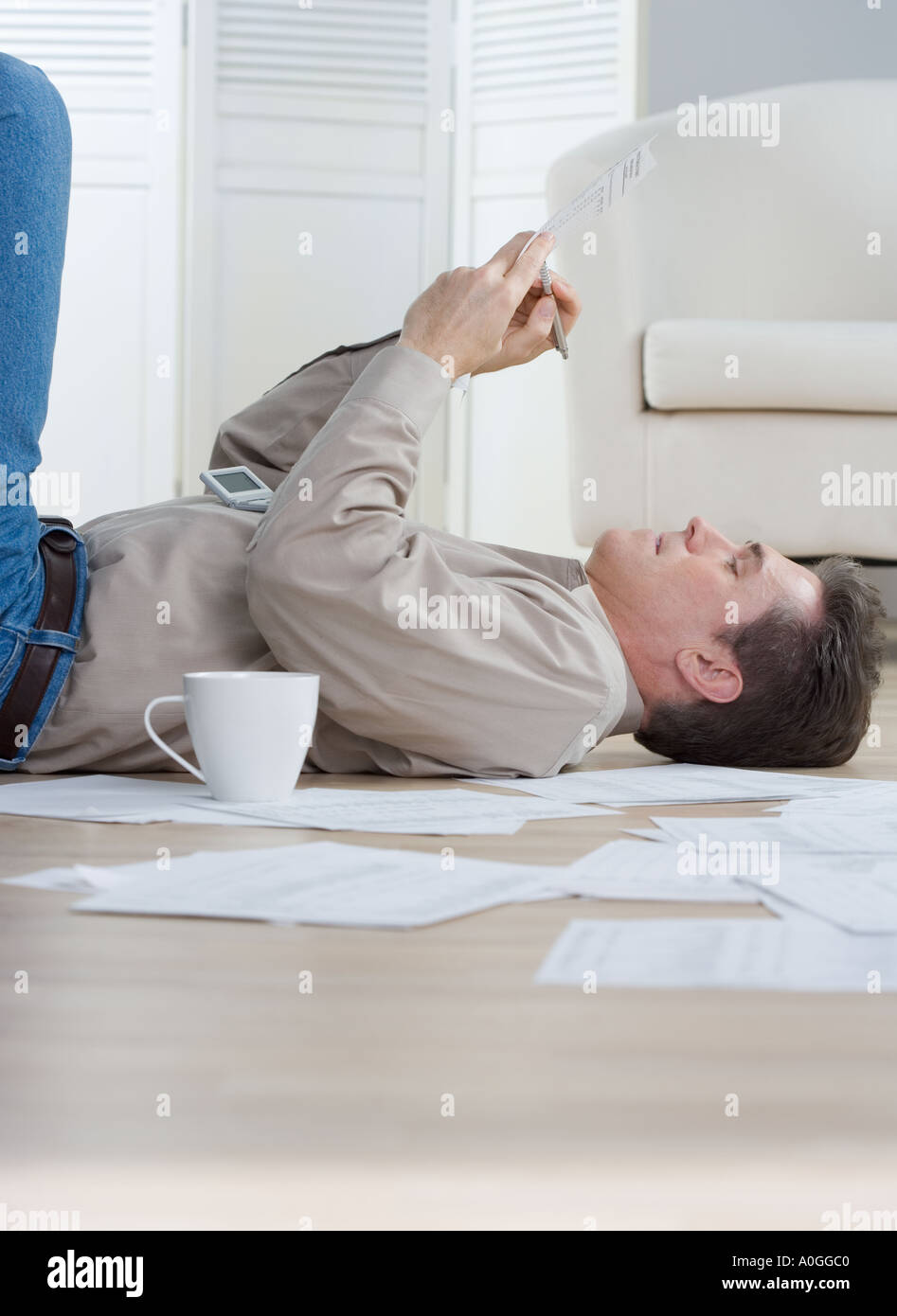 L'uomo la scrittura mentre giaceva sul pavimento Foto Stock