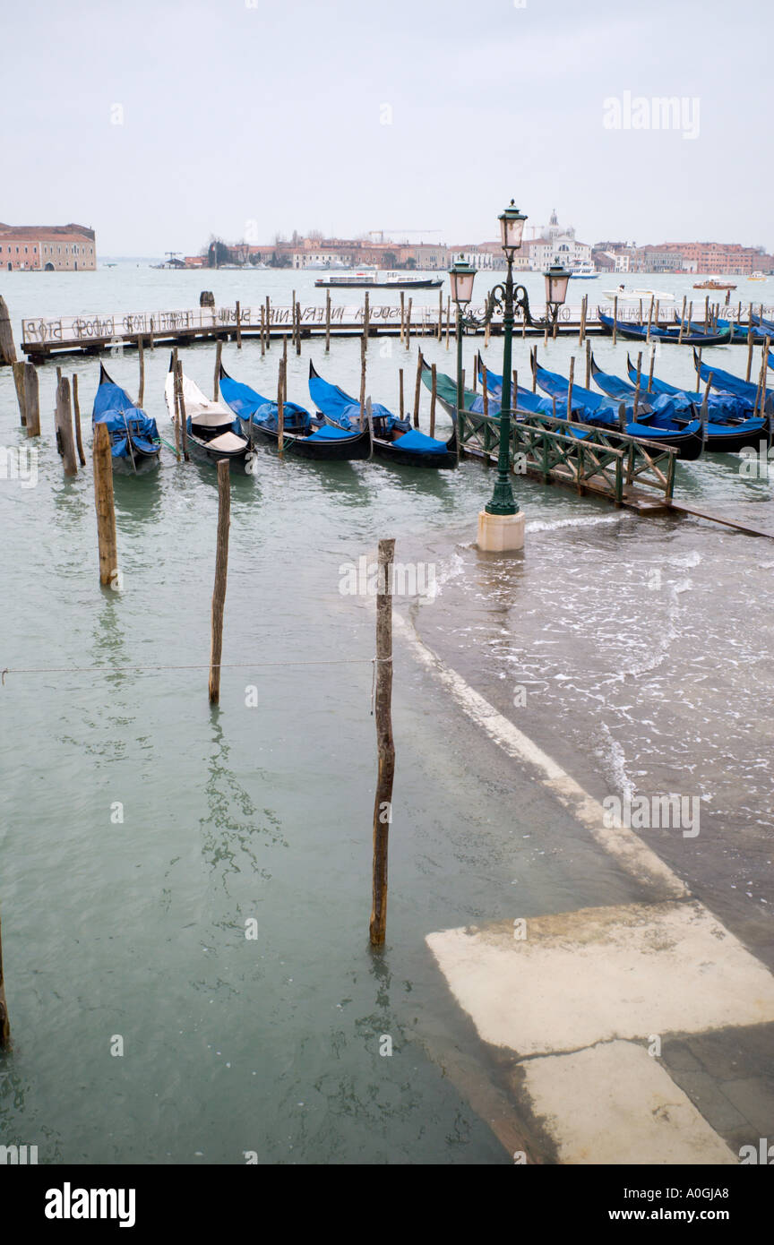 Vista dal ponte della Paglia di allagamento all'esterno del Palazzo Ducale di Venezia Italia Foto Stock