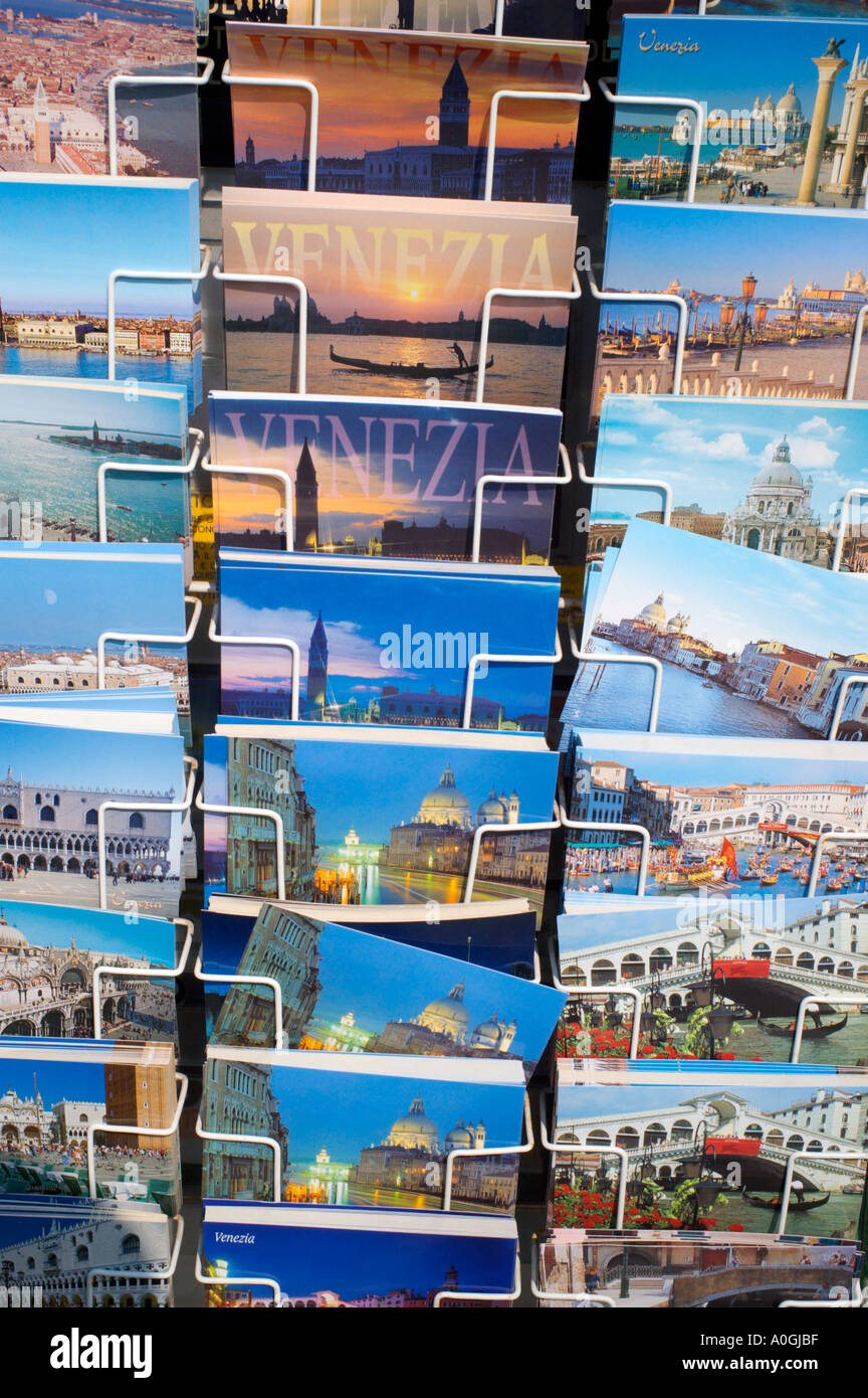Rack di cartoline che mostra turista classico scene in Venezia Italia Foto Stock