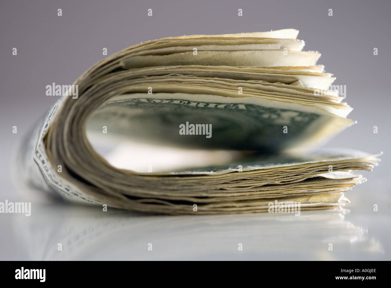 Le fatture del dollaro piegato a metà Foto Stock