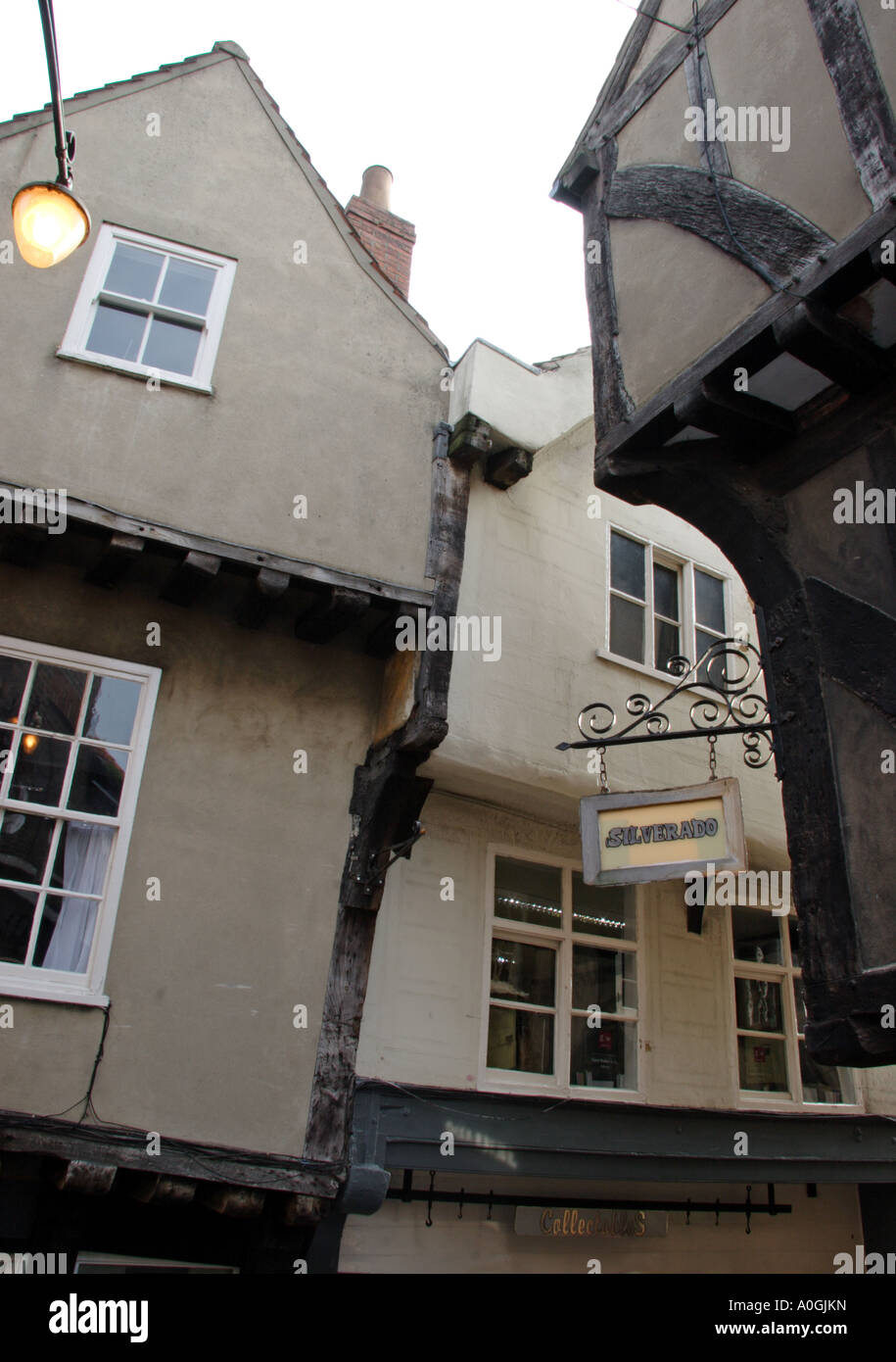 Vecchi in edifici pendenti nel caos York Foto Stock