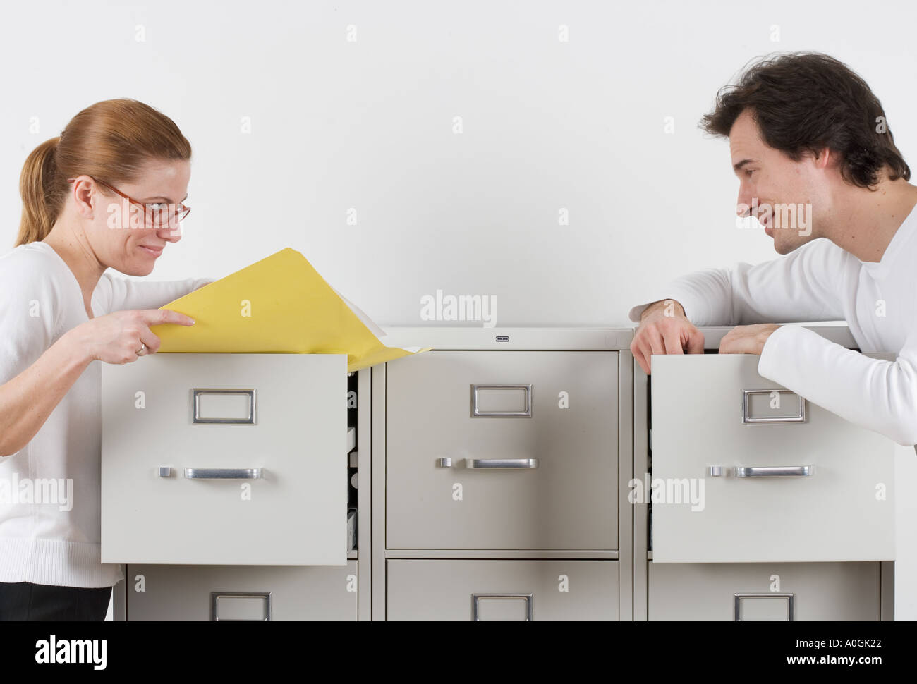 Giovane guardando amorevolmente su file cabinets Foto Stock