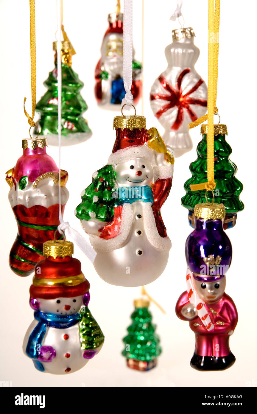 Raccolta di appendere le decorazioni di Natale. Acquistato in Cracovia Mercatino di Natale, la Polonia. Pupazzo di neve, Santa, Boot, albero, soldato, Foto Stock