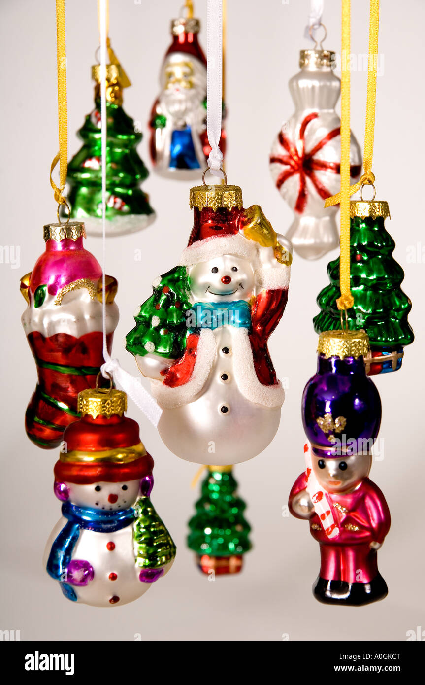 Raccolta di appendere le decorazioni di Natale. Acquistato in Cracovia Mercatino di Natale, la Polonia. Pupazzo di neve, Santa, Boot, albero, soldato, Foto Stock