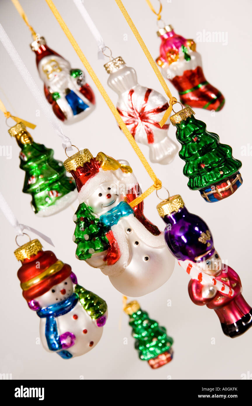 Raccolta di appendere le decorazioni di Natale. Acquistato in Cracovia Mercatino di Natale, la Polonia. Pupazzo di neve, Santa, Boot, albero, soldato, Foto Stock