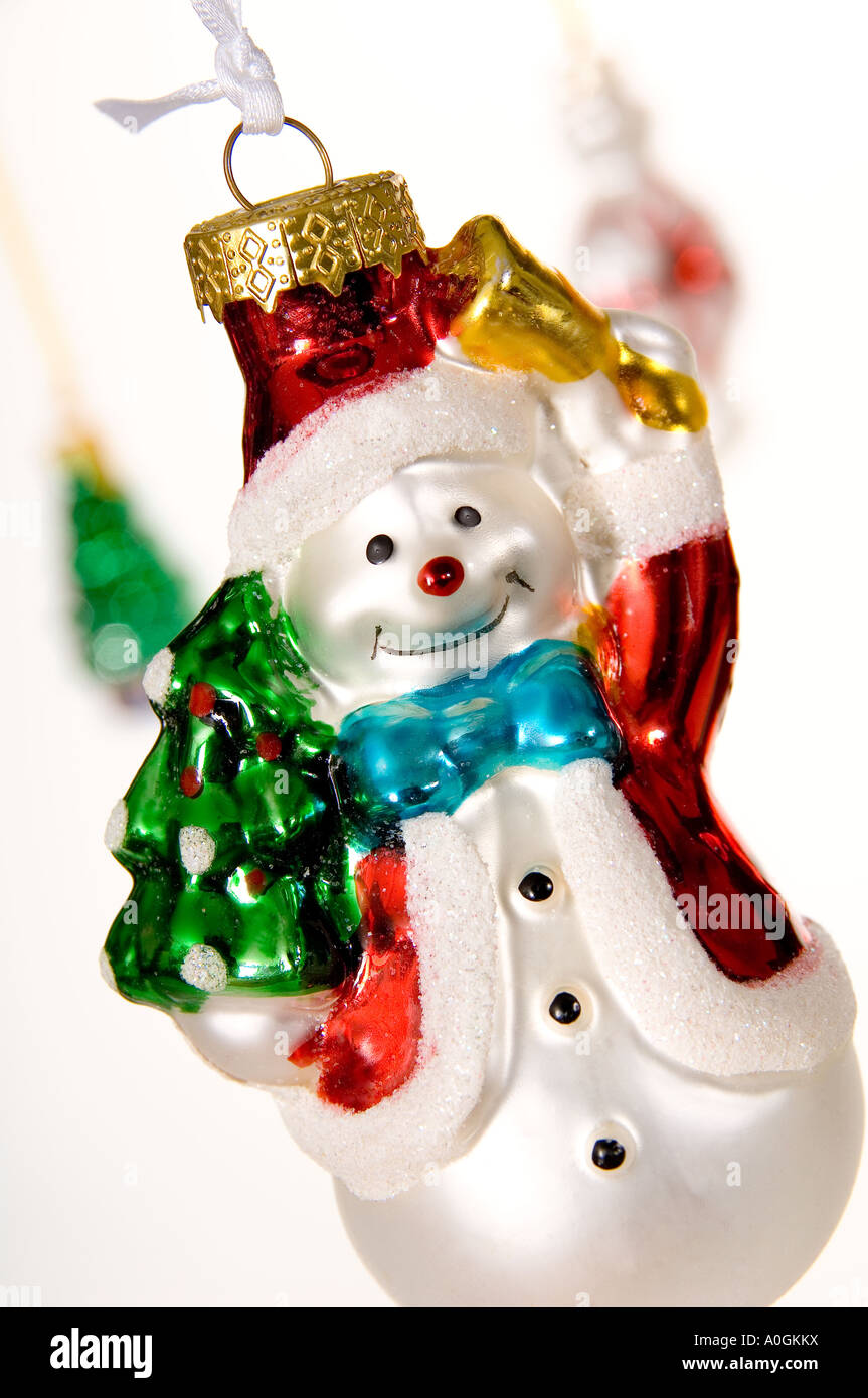 Close-up pupazzo di neve sorridente appendere decorazione di Natale. Tenendo un bell e albero. Acquistato in Cracovia Mercatino di Natale, la Polonia. Foto Stock