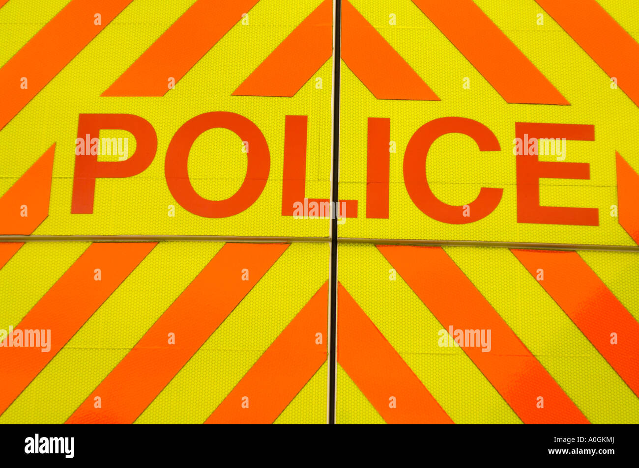 Segno di polizia sul retro del veicolo scritta rossa sfondo giallo in Inghilterra, Regno Unito, Europa Foto Stock
