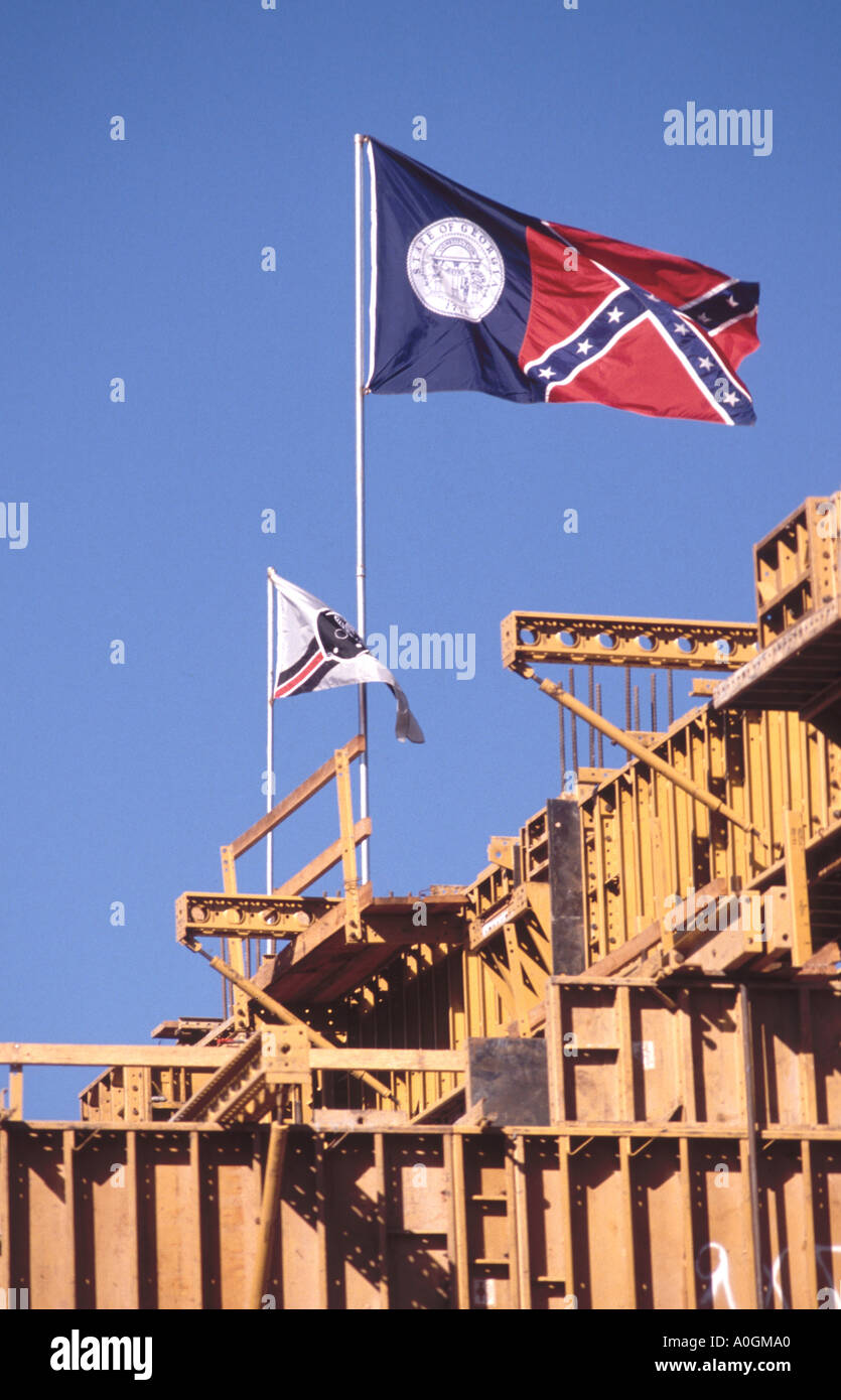 Bandiera di Stato della Georgia pre 2001 con stelle ribelli e sbarre su di essa dalla guerra civile e anche conosciuta come la guerra dei diritti e. Foto Stock