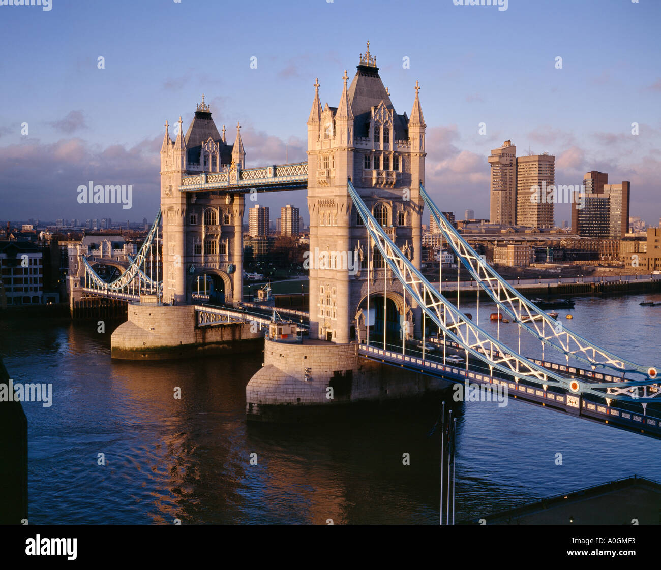 Il Tower Bridge e il fiume Tamigi Londra la mattina presto Foto Stock