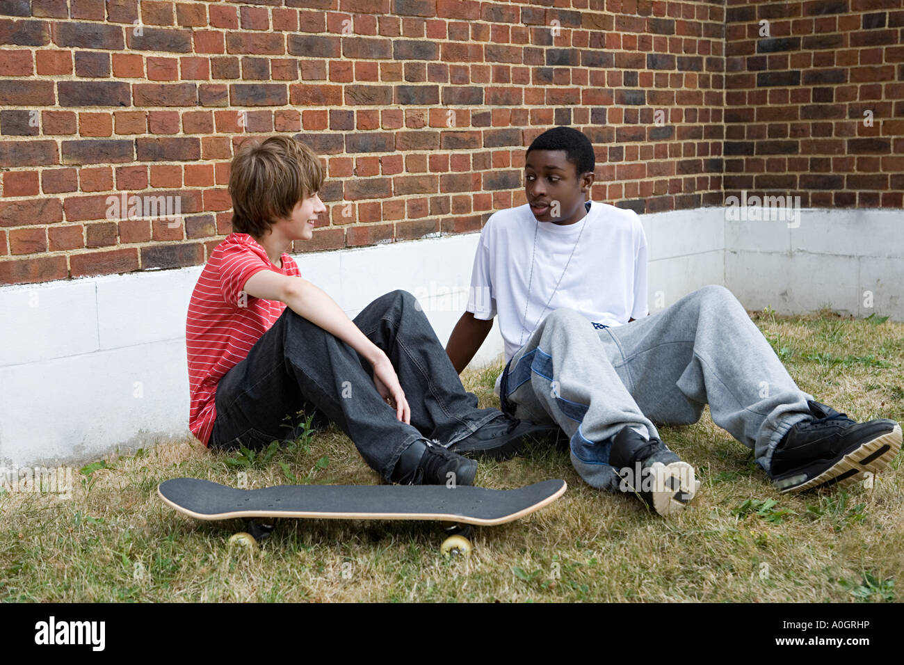 Ragazzi adolescenti con lo skateboard Foto Stock