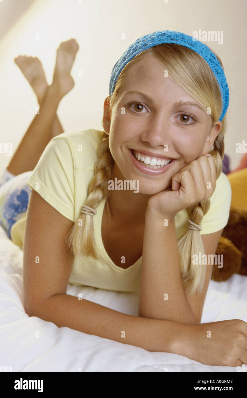 Ritratto di una ragazza adolescente giacente su un letto Foto Stock