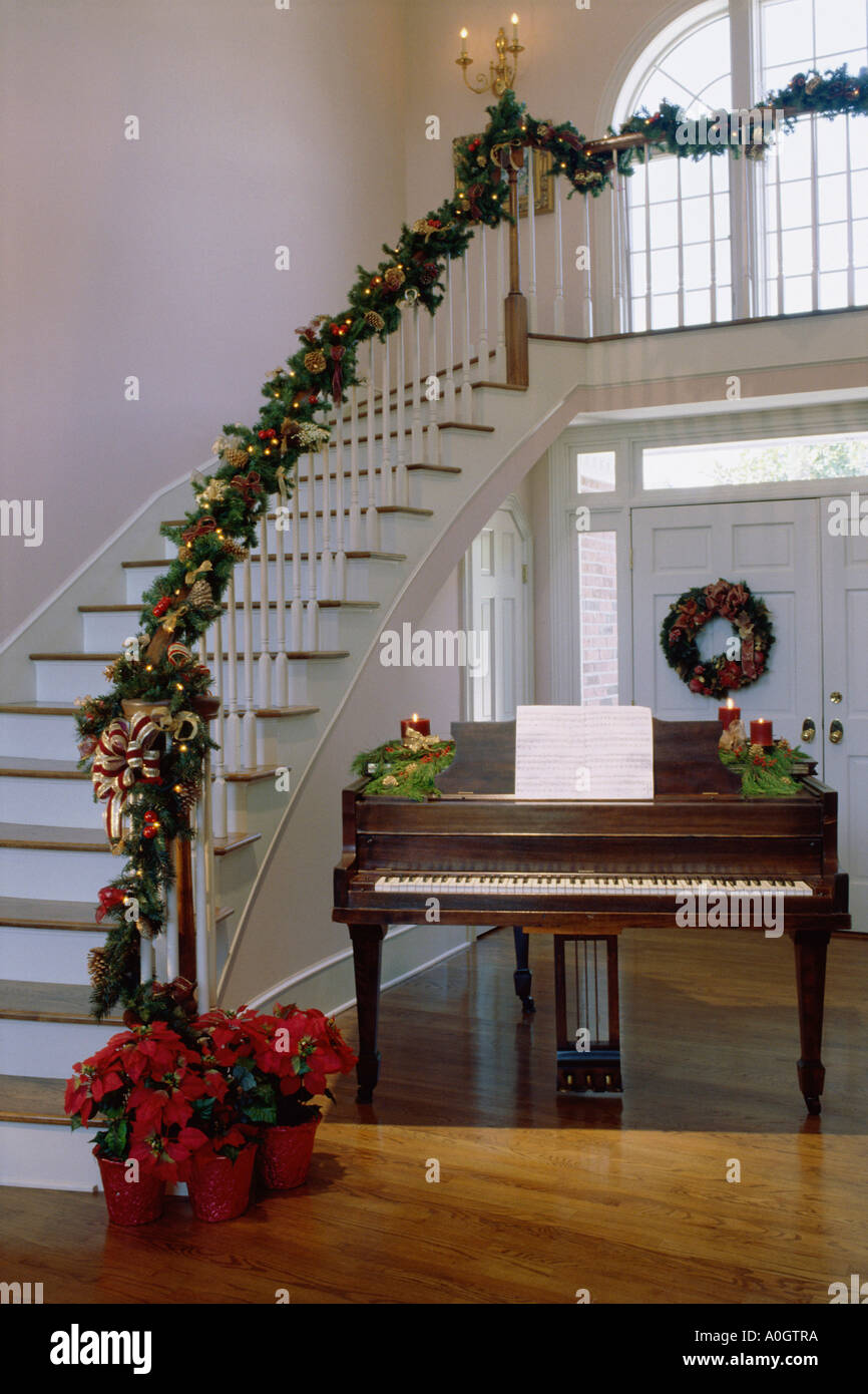 Le decorazioni di Natale su una scala ringhiera Foto stock - Alamy