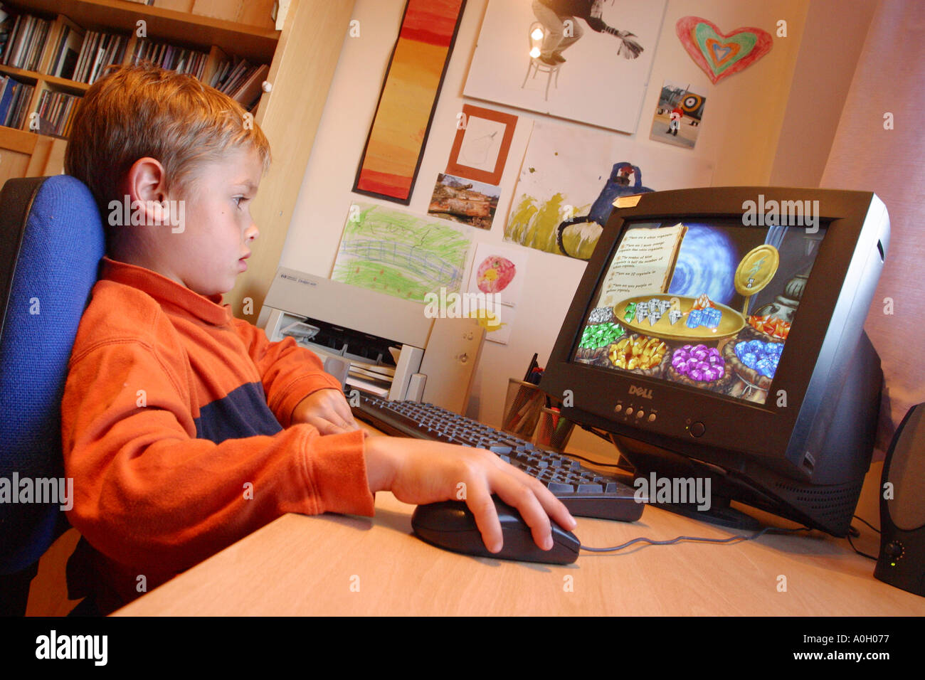 Giovane ragazzo giocando giochi per computer sul computer di casa Foto Stock