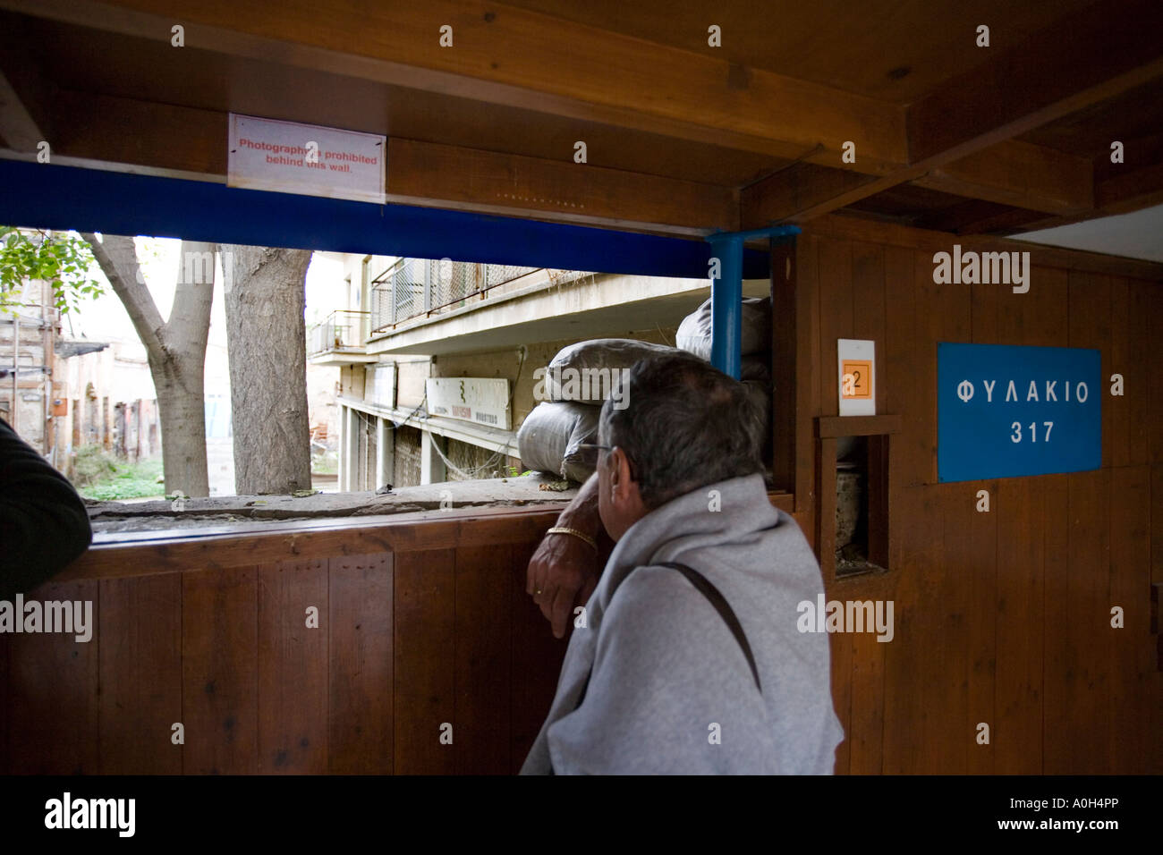 Un turista coetanei attraverso il bagno turco area occupata all'ONU zona tampone alla fine di Ledra Street. NICOSIA CIPRO Foto Stock