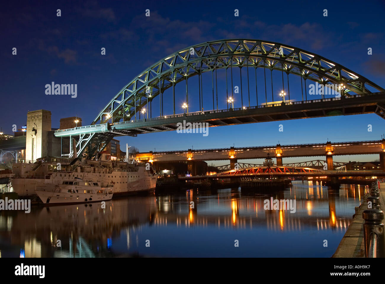 Il Tyne Bridge al crepuscolo Newcastle upon Tyne Tyne and Wear Foto Stock