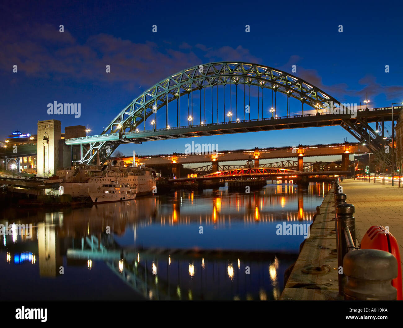 Il Tyne Bridge al crepuscolo Newcastle upon Tyne Tyne and Wear Foto Stock